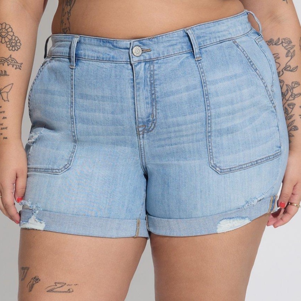 Torrid - 5 Inch Vintage Stretch Mid-Rise Blue Jean Short - Size 24 / 3x - Picture 1 of 9